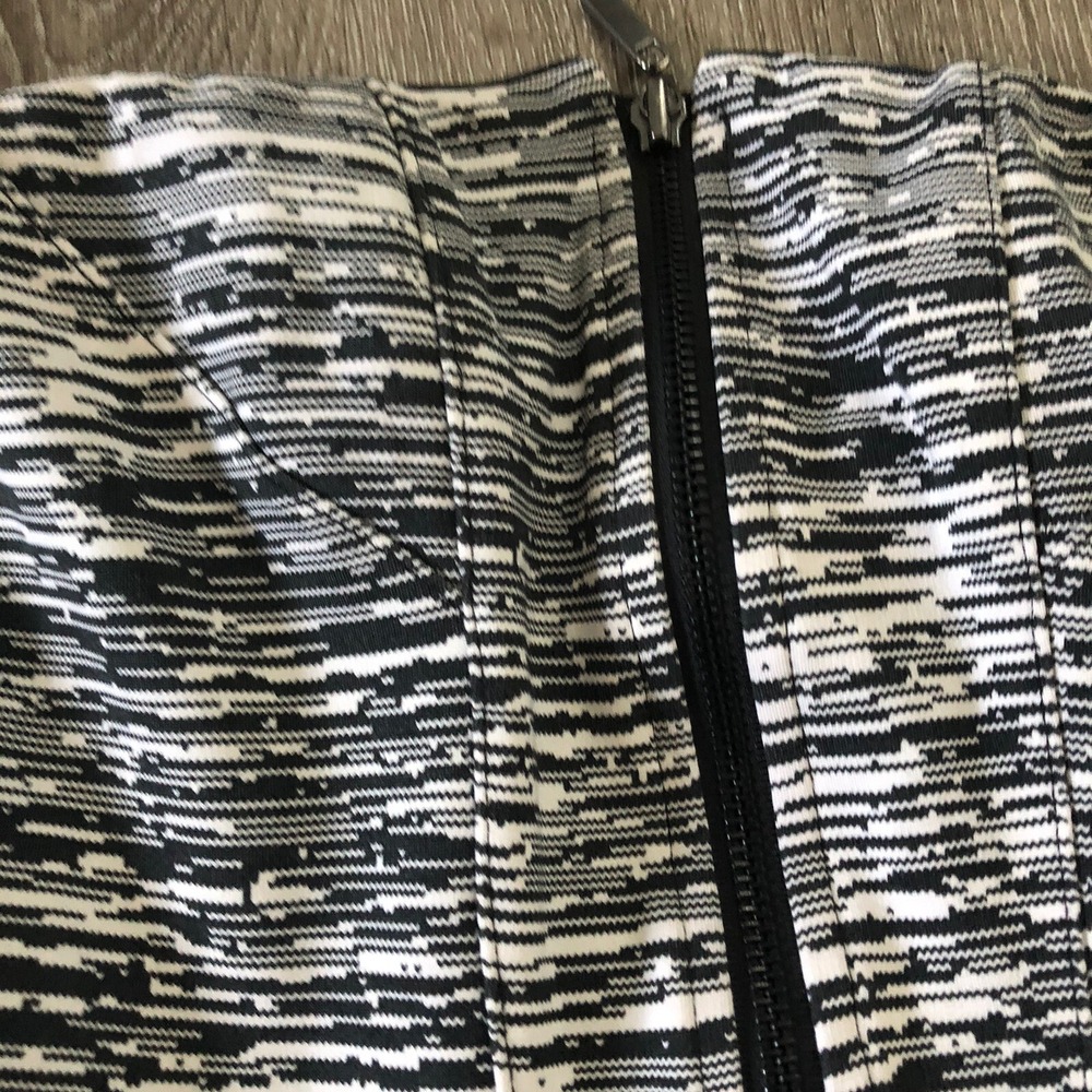 Victorias Secret Black White Abstract Zip Front Strapless Mini Dress sz 2 - Picture 5 of 10